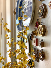 Load image into Gallery viewer, Museum Bee - Grande Bee on Marble Paper