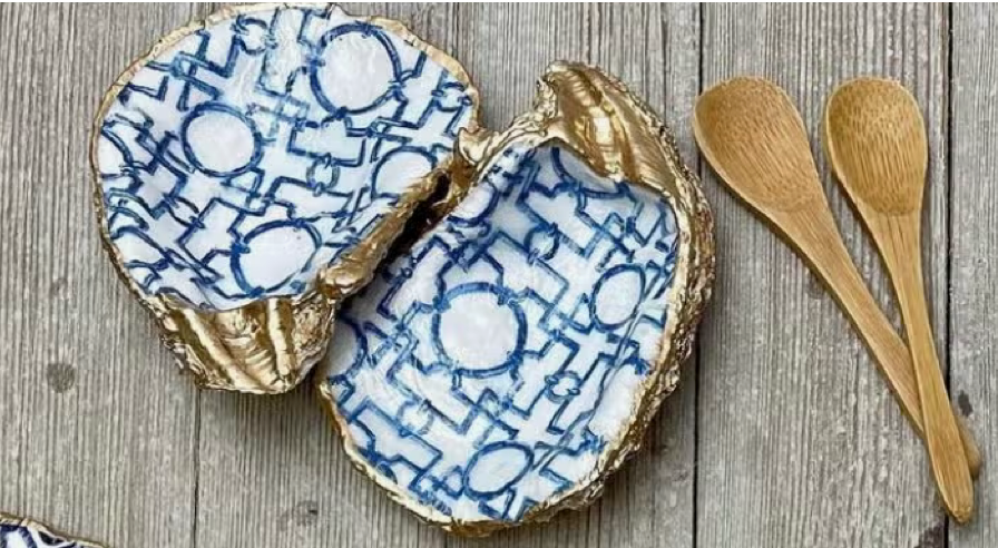 Salt & Pepper decoupage oysters with wooden spoons